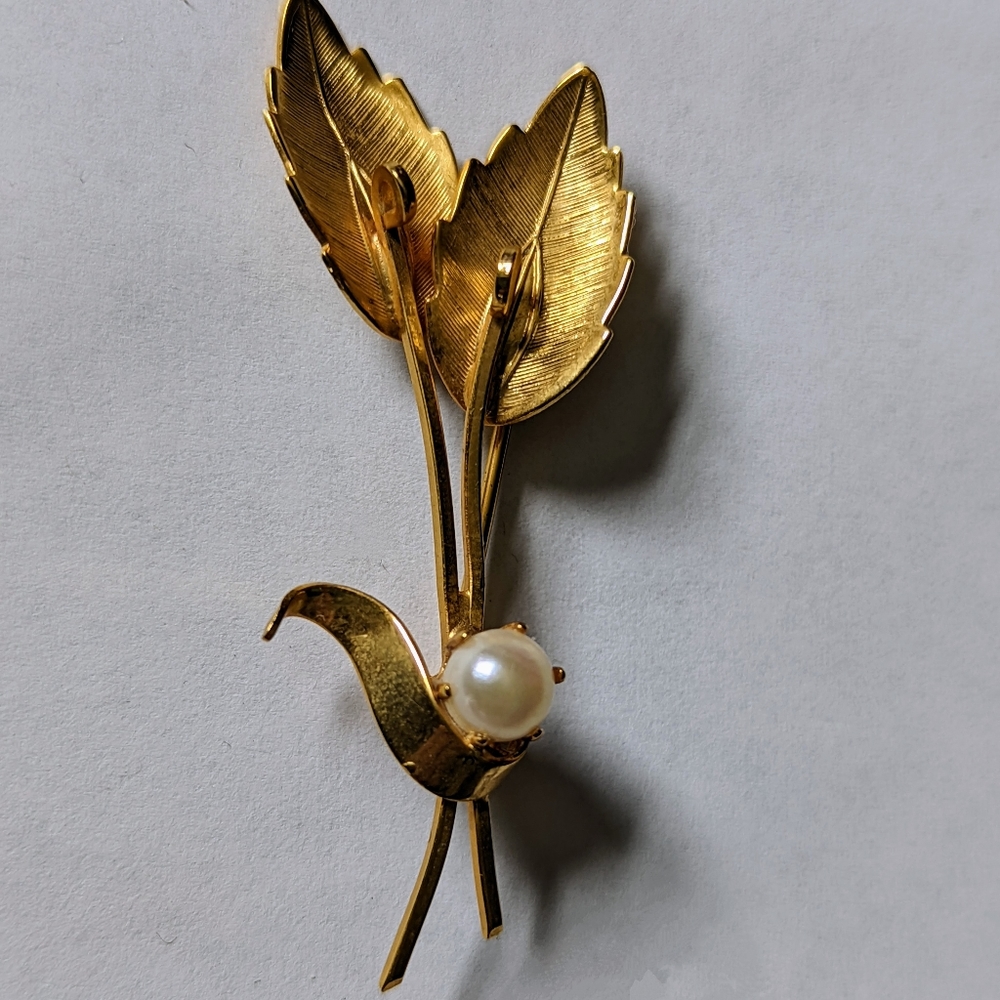 Gold tone vintage minimalist flower broach with a pearl
